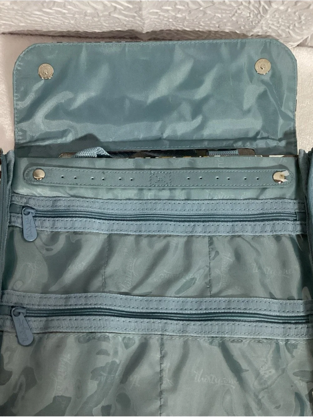 Thirty One Hanging Traveler Case Paisley Toiletry Bag Organizer NWOT Snap Close